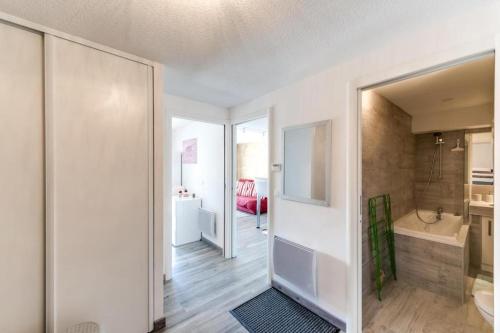 Zimmer mit einem Bad mit WC und Waschbecken in der Unterkunft Appartement moderne avec vue incroyable in Les Deux Alpes