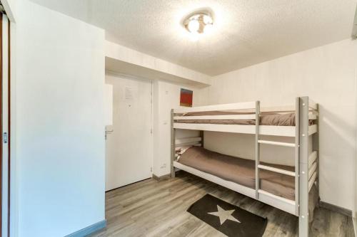 ein Schlafzimmer mit zwei Etagenbetten in einem Zimmer in der Unterkunft Appartement moderne avec vue incroyable in Les Deux Alpes