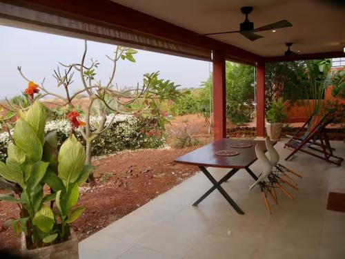 Exclusive villas with lagoon and sea viewsにあるバルコニーまたはテラス