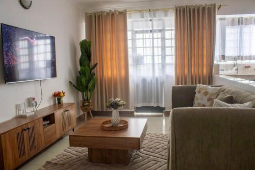 un salon avec un canapé et une table dans l'établissement Serene Spaces Garden Estate, à Gatunga