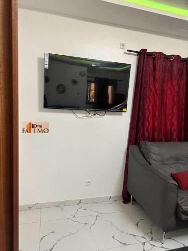 Μια τηλεόραση ή/και κέντρο ψυχαγωγίας στο Fa Imo K