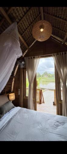 Postel nebo postele na pokoji v ubytování tiny ECO bamboo house