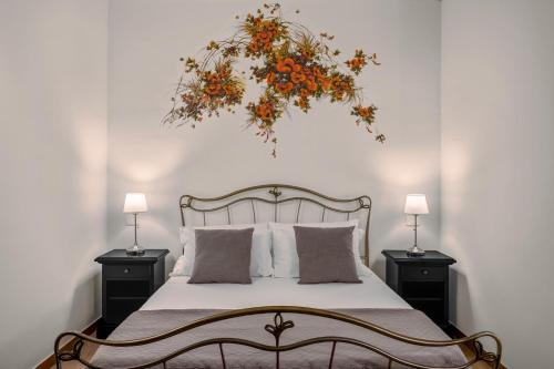 a bedroom with a bed with a flower arrangement on the wall at Terra Dei Limoni in Noto Marina