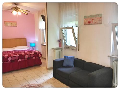 a living room with a couch and a bed at Hotel Moderno in Tavagnacco