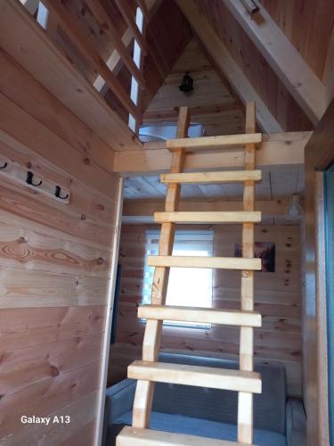 Palanda nebo palandy na pokoji v ubytování Apartman Andrija