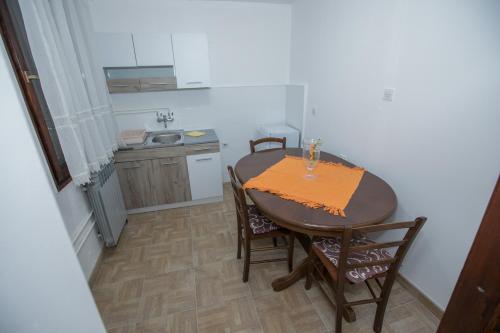Кухня или мини-кухня в Apartmani Rosica

