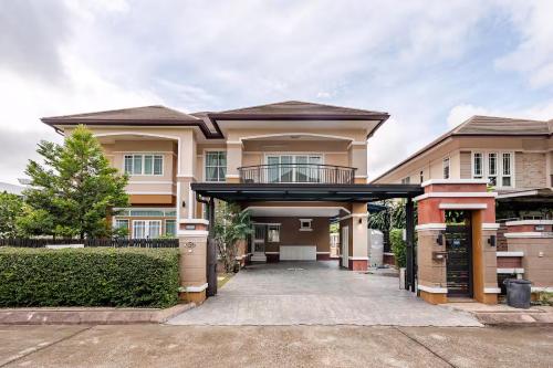 a large house with a driveway at Kevin's Pool Villa at Chiang Mai - 4BDR 4Bath Airport & Old City 5min in Chiang Mai