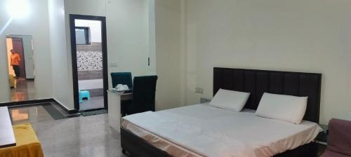 Postel nebo postele na pokoji v ubytování Hotel KS & Palace