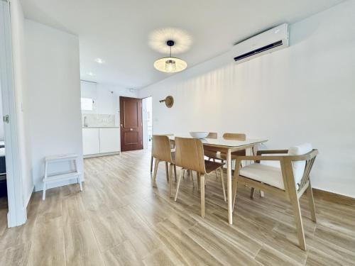 a kitchen and dining room with a table and chairs at Apartamentos Turísticos Santo Rostro in Chipiona
