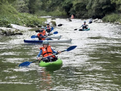 Výhled na řeku, která protéká v blízkosti luxury tent