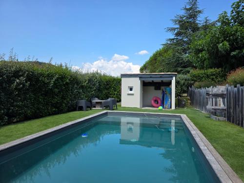 - une piscine dans une cour avec un hangar dans l'établissement la maison des copains, à Sauzet