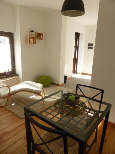 een woonkamer met een glazen tafel met een kom erop bij La Valeriana Farm Apartments in San Daniele del Friuli
