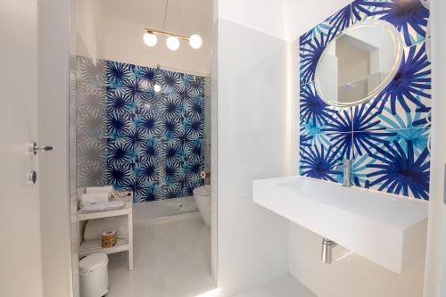 カステッランマーレ・ディ・スタービアにあるJunior Suite Relais al Castelloの白い洗面台と鏡のあるバスルーム