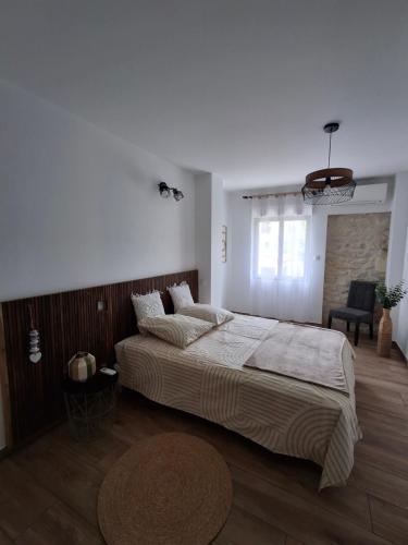 una camera da letto con un letto grande e un tavolo di Camargue - escapade romantique - jacuzzi privatif a Saint-Gilles