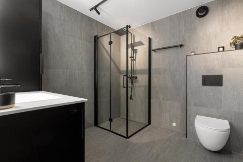 ein Badezimmer mit Dusche, Toilette und Waschbecken in der Unterkunft Northstay - Tromsø Urban Retreat - Free Parking, Brand New & Modern in Tromsø