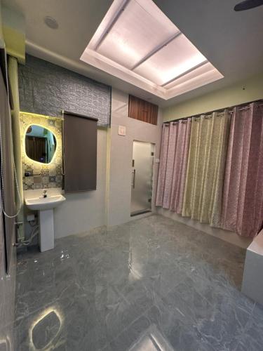 een badkamer met een wastafel en een spiegel bij Royal Heritage in Lucknow