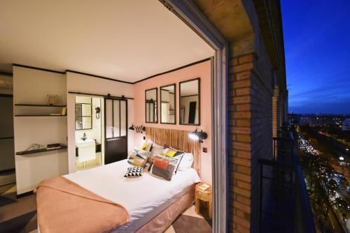 una camera con letto su un balcone di Madrigal a Parigi