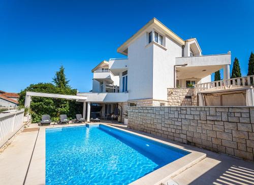 Modern spacious Villa, 36 sqm Pool, 70m to beach - Villa Mediteran