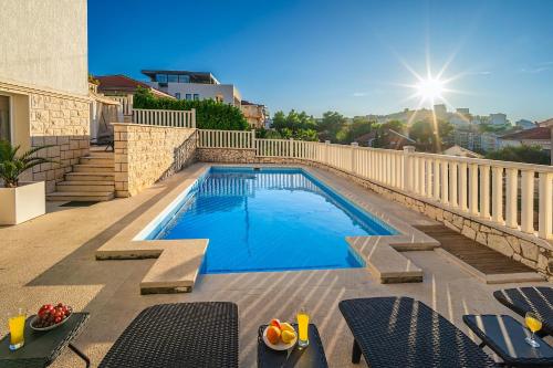 Modern spacious Villa, 36 sqm Pool, 70m to beach - Villa Mediteran