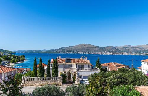 Modern spacious Villa, 36 sqm Pool, 70m to beach - Villa Mediteran