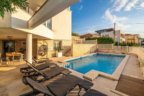 Modern spacious Villa, 36 sqm Pool, 70m to beach - Villa Mediteran