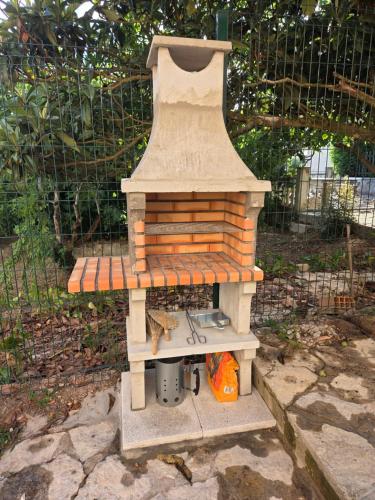 a brick oven sitting on top of a stone ground at A Casa das Tias in Benedita