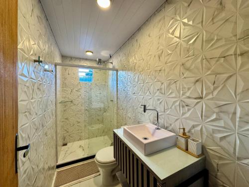 a bathroom with a sink and a shower at Casa Paiol de Visconde de Mauá in Resende