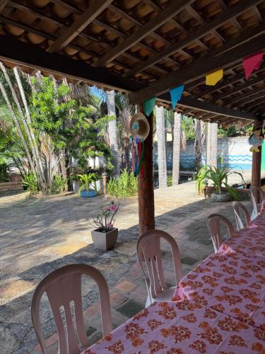 a table and chairs with a pink table at Pousada do Riacho in Barreirinhas
