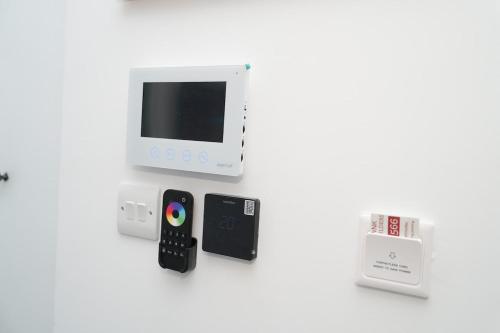 a nintendo wii game system with a wii remote and other electronics at Luxury 1 bed flat London in Mitcham