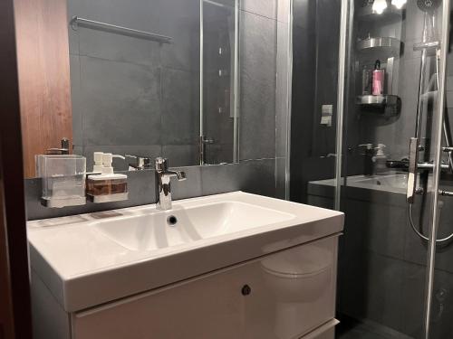 Stylish City Studio 8' From 3 Metro Lines 4th Floor