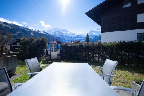 Vista generica sulle montagne o vista sulle montagne dall'interno dell'appartamento