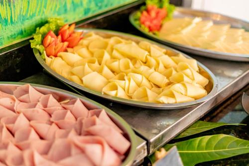 een heleboel borden eten op een buffet bij Pousada Ponta de Mangue in Maragogi