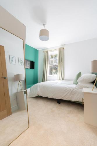 a bedroom with a bed and a mirror at Flat 9- 1BR in Newport