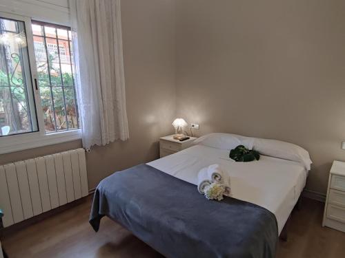 普拉加德阿罗Apartamento con terraza a metros de la playa y zona comercial, ideal familiar - Costa Brava - ES-209-68的卧室里有一张床，床上有一条毛巾