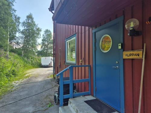 a house with a blue door and a sign on it at Prästgården i Funäsdalen in Funäsdalen