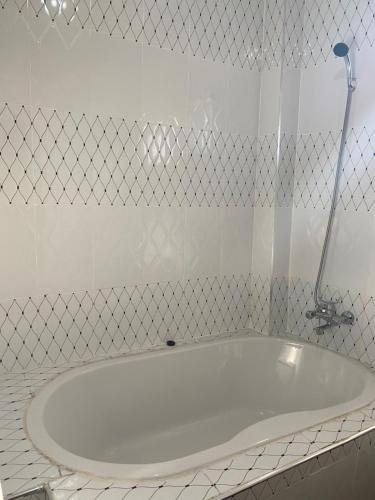 Ένα μπάνιο στο Ramachi Apartment A