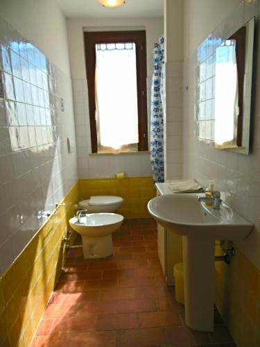 - Baño con 2 lavabos y 2 aseos en Agriturismo Camera dei ladri, en Marsiliana