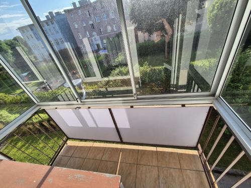 エルブロンクにあるApartament przy parkuの建物内の大きな窓のある空き部屋