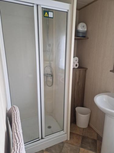 Ένα μπάνιο στο Elms Caravan with sea views at Devon Cliffs