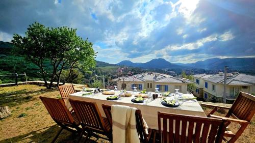 una mesa con platos de comida encima en Villa Toscana, en Gökçeada
