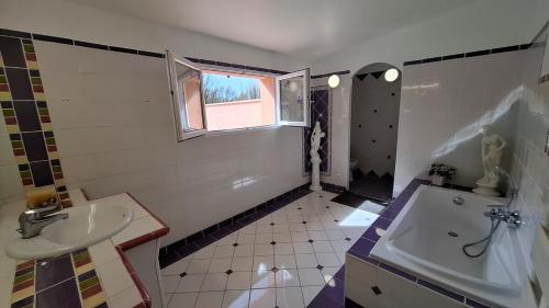 une salle de bain avec un lavabo et une baignoire dans l'établissement Villa Sylvana in Provence-Huge Garden, AC and Terrace, à Gonfaron