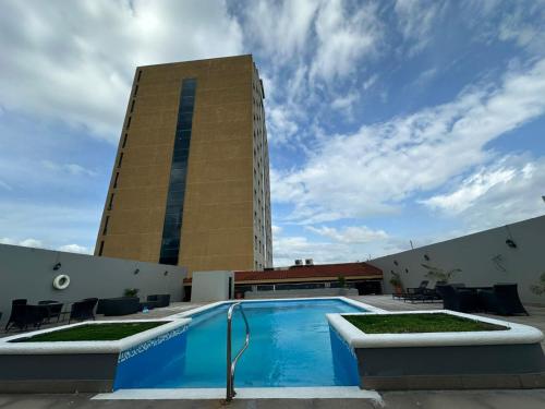 圣佩德罗苏拉Intercity Tower Hotels的建筑物前的游泳池