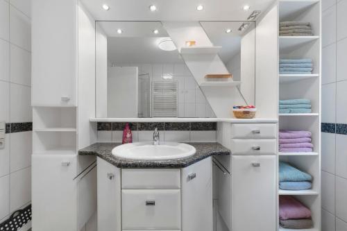 un bagno con lavandino e specchio di Bella Casa a Sankt Wendel