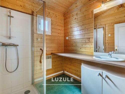a bathroom with a shower and a sink at Gîte des fleurs - 5 Chalets in Saint-Prix