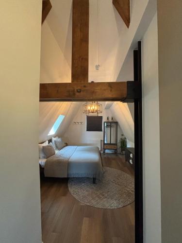 In de Witte Dame Hotel Bar Kitchen Apartmentsにあるベッド