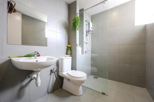 a bathroom with a toilet and a sink and a shower at Cozy Homestay #IOI City Mall #Putrajaya #17 Pax in Puchong