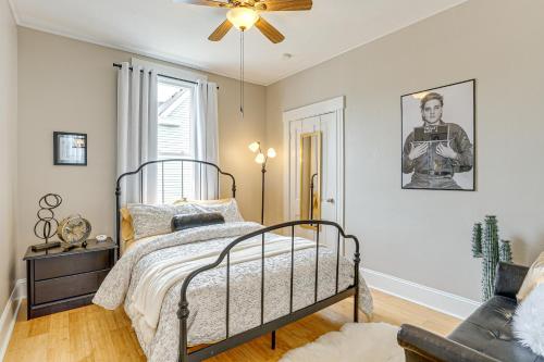 Ένα ή περισσότερα κρεβάτια σε δωμάτιο στο Dog-Friendly Home with Yard, 6 Mi to Louisville!