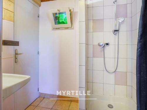 a bathroom with a shower and a sink at Gîte des fleurs - 5 Chalets in Saint-Prix