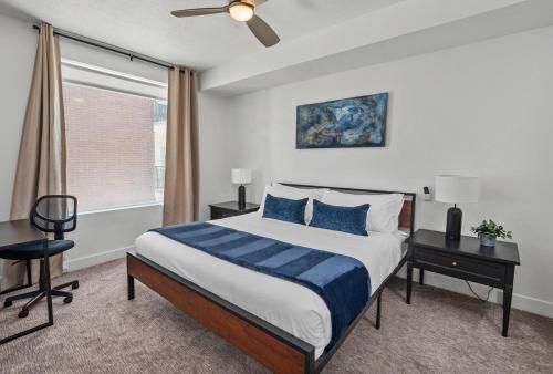 Ένα ή περισσότερα κρεβάτια σε δωμάτιο στο Central City Luxury-2BR 2BA,Pool,Htub,Gym,Parking