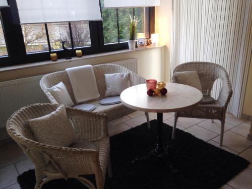 ein Wohnzimmer mit einem Tisch und 2 Stühlen sowie einem Tisch und einem Chairsktop in der Unterkunft Ferienwohnung Lino in Zinnowitz